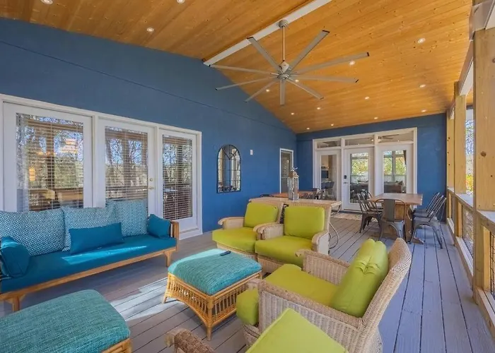 Riverfront Retreat: Luxury Family Lodge with Entertainment Galore