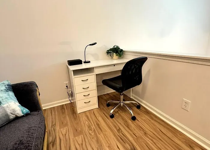 Bright Spacious Renovated Home Master On Main