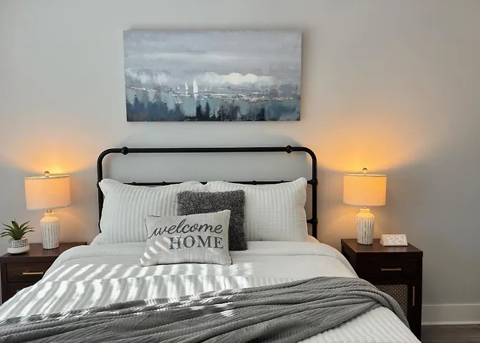 Modern New Townhouse Near Stone Mountain Sleeps 10