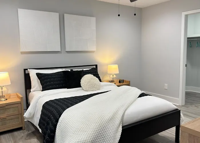 Modern New Townhouse Near Stone Mountain Sleeps 10
