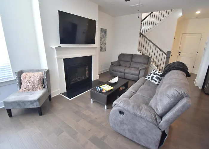 Bright, Charming, Modern Townhouse In Winder